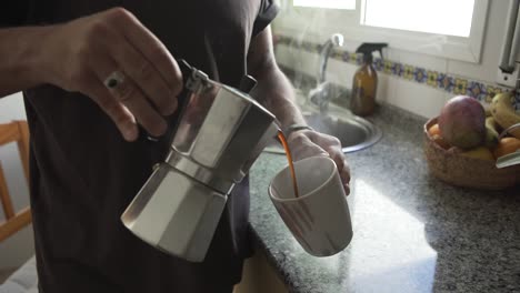 hombre vertiendo café en taza