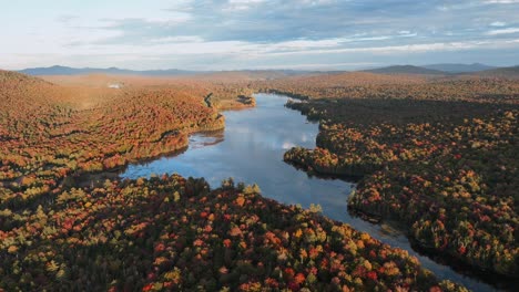 Lago-Rodeado-De-Follaje-Otoñal-En-Adirondack,-Nueva-York,-EE.UU.