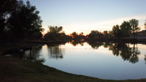salida del sol sobre el lago del parque