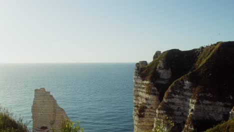 acantilados costeros y vista del océano
