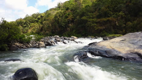 paisaje escénico con rápidos de río en el parque nacional binh phuoc, vietnam