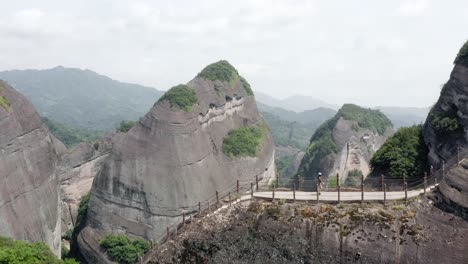 Antena:-Mujer-Subiendo-Los-Escalones-De-La-Montaña-Bajiao-Shan,-Increíble-Caminata-China