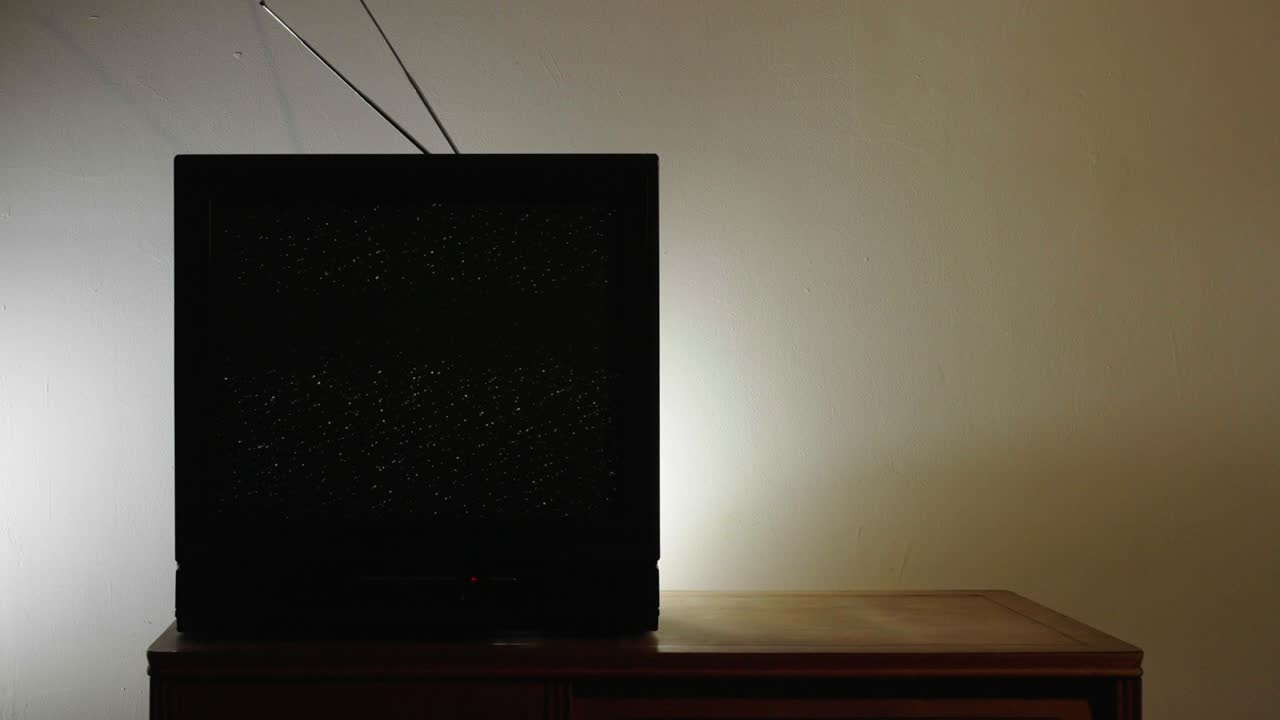 Fernsehrauschen kein Signal auf einem Sims mit Dolly-Kamerafahrt