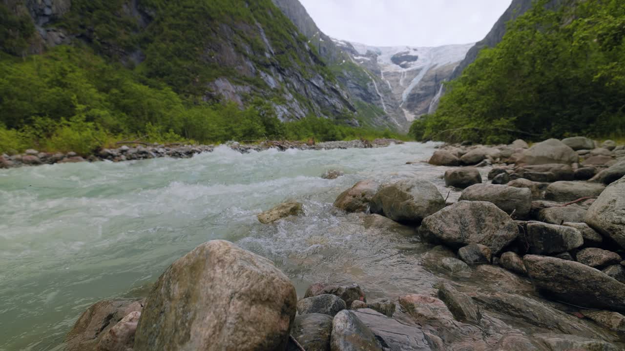 Paesaggio fluviale glaciale in Norvegia