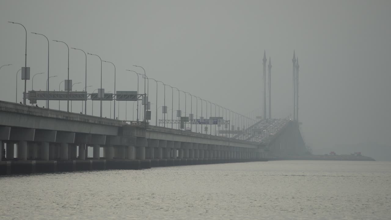 туманное утро движения автомобилей на мосту пенанг