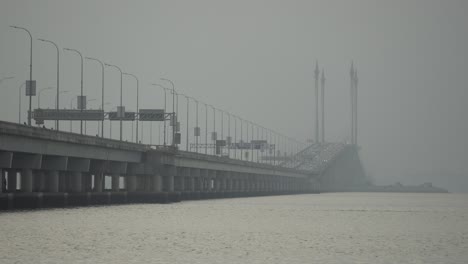 Nebliger-Morgen-Der-Autobewegung-An-Der-Penang-Brücke