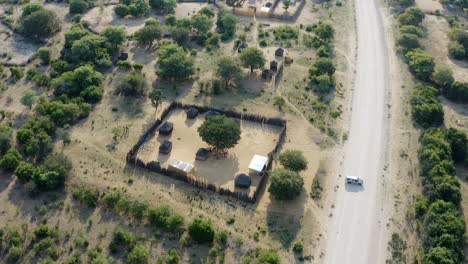 4K-Drohnenaufnahmen-Aus-Der-Luft-Vom-Besuch-Eines-Ländlichen-Dorfes-In-Namibia
