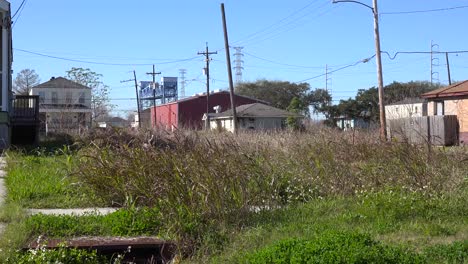 las casas se encuentran en medio de lotes vacíos y sin desarrollar en el distrito inferior 9 de nueva orleans, louisiana 1