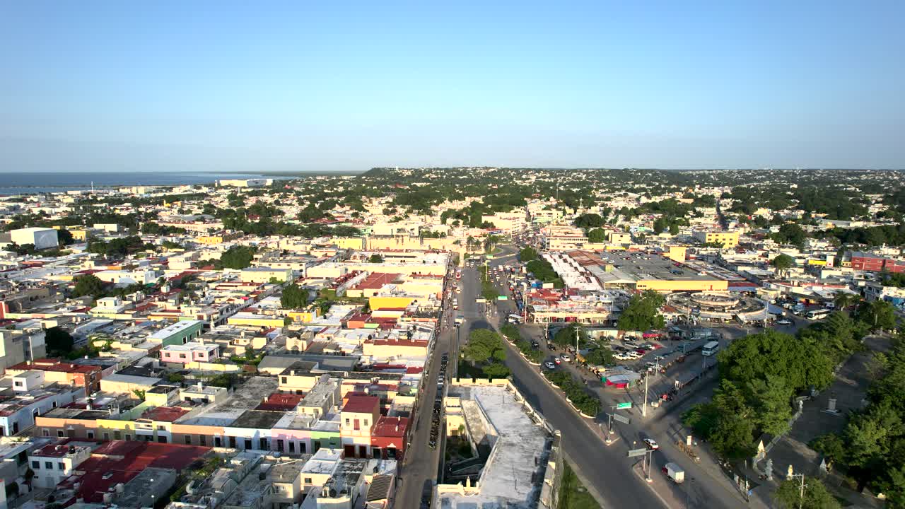 vista inversa de la muralla original de campeche atacada por piratas