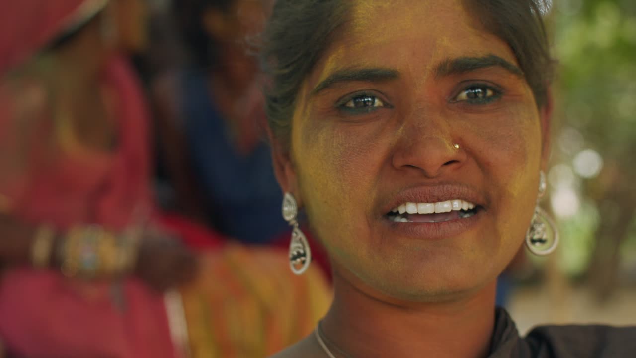 la gente de rajasthan celebra el festival de los colores holi en la india