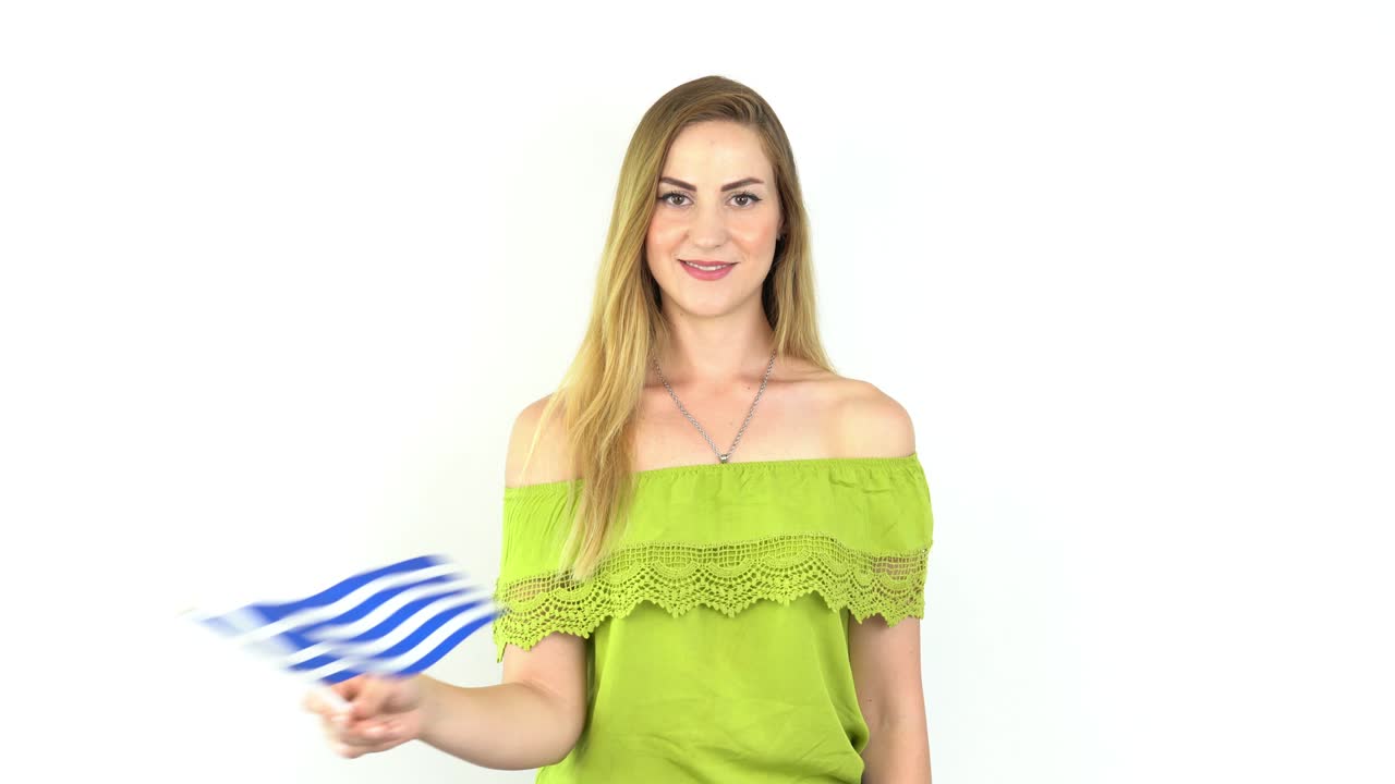 젊은 금발 여성이  화면 앞에 그리스 발을 흔들고 있습니다.