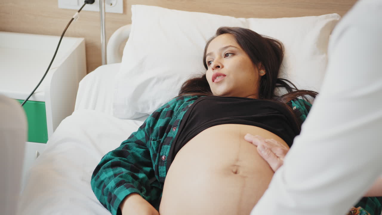 의료 서비스를 받는 임신한 여성