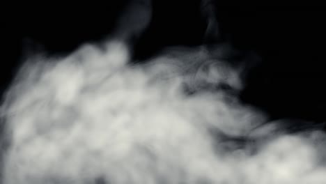 humo de fuego desde el fondo negro