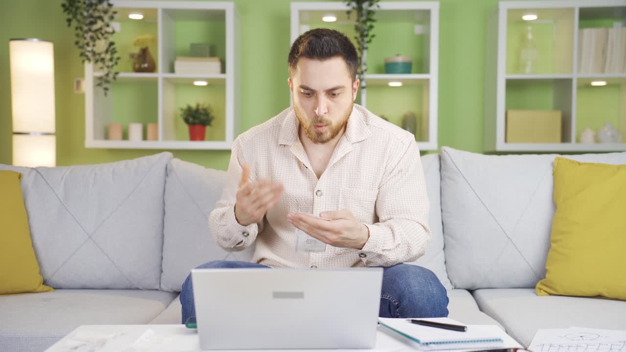 mientras calcula el presupuesto de la casa, el joven se enoja por el alto precio de la factura.