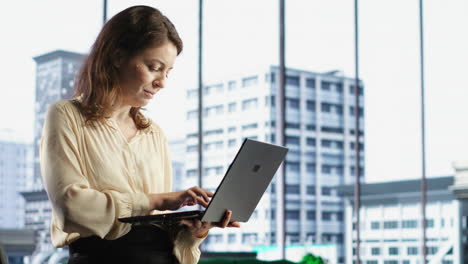 mujer de negocios con habilidades de liderazgo crea un informe financiero