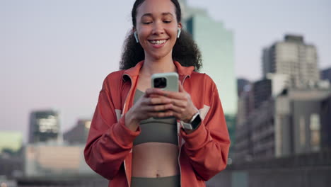 ciudad, fitness y mujer con un teléfono inteligente