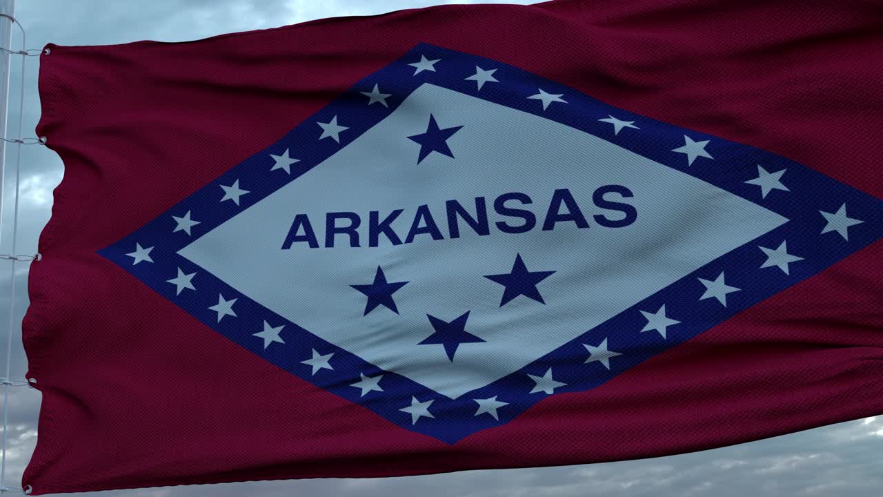 bandera de arkansas ondeando en el viento contra profundas nubes hermoso cielo