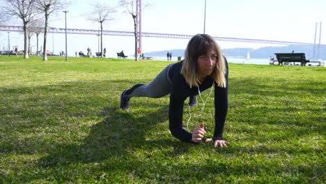 Chica-Deportiva-Entrenando-En-El-Césped-Verde-En-El-Parque