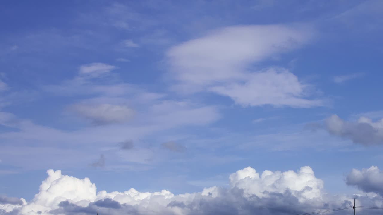 하늘에서 움직이는 루프 구름