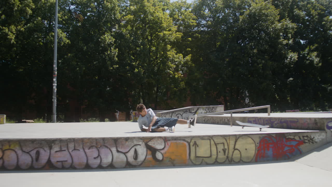 스케이트파크에서 트릭을 하는 백인 소년.