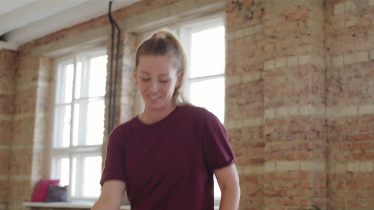 una mujer joven bailando en el estudio.