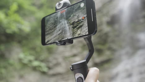 teléfono inteligente grabando una cascada