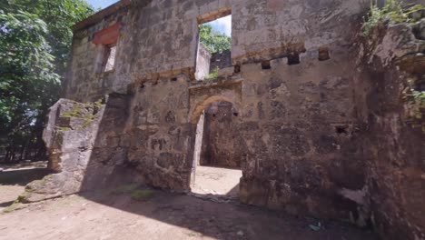 fotografía en fpv de las ruinas de ingenius engombe o la antigua fábrica de azúcar en la república dominicana