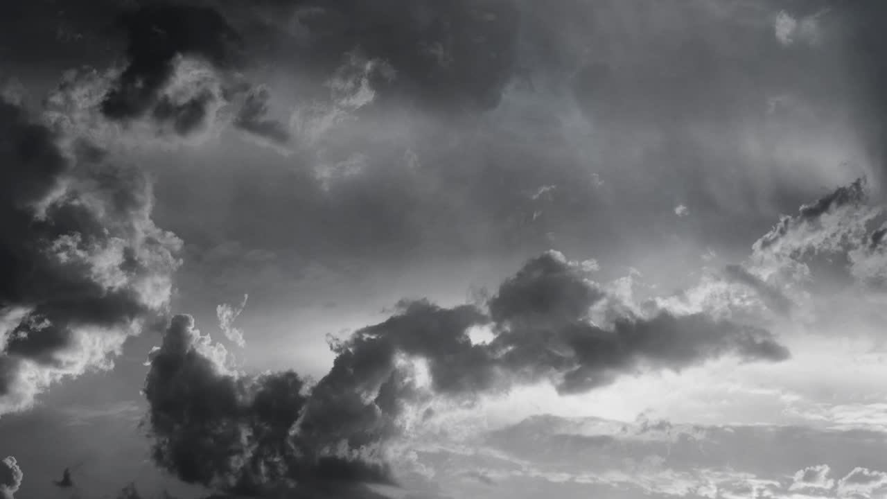 하늘은 폭풍과 함께 어두운 4k