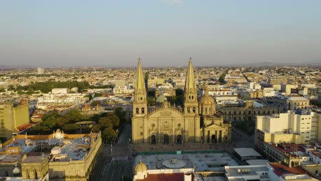 drone vuela hacia la catedral de guadalajara hacia el teatro degollado