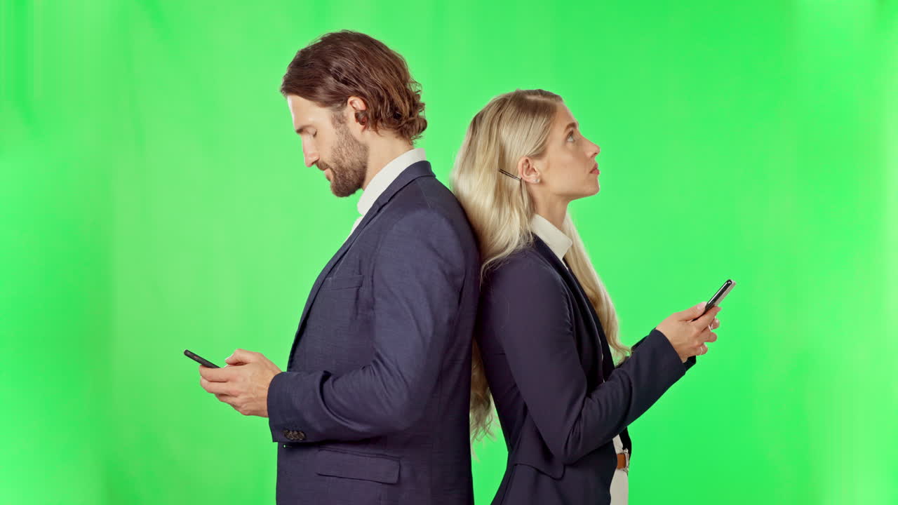Telefone, pessoas de negócios e em pé em fundo verde