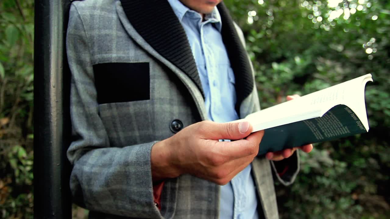 2 권 을 읽고 있는 젊은 사업가