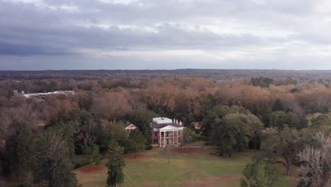 Wide-aerial-panning-shot-of-the-Melrose-Plantation-in-Natchez,-Mississippi