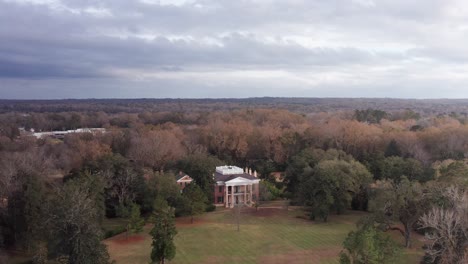 amplia toma panorámica aérea de la plantación de melrose en natchez, mississippi