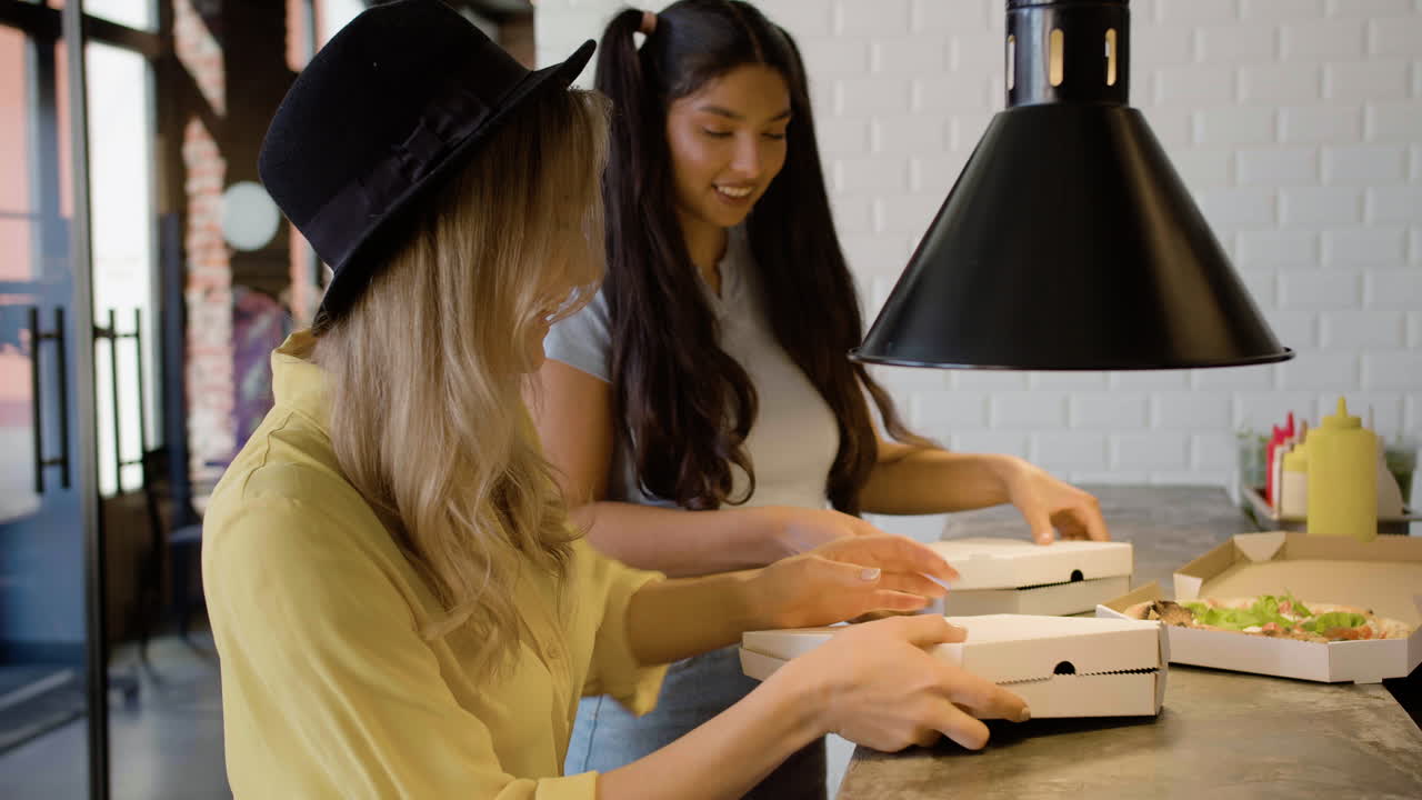 이탈리아 식당에 도착하는 소녀들