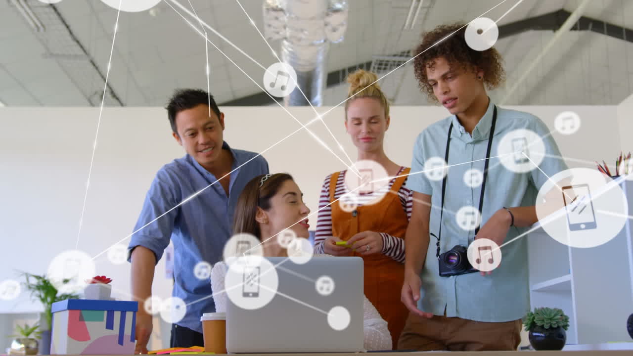 사무실에서 다양한 사업가들과의 연결 네트워크의 활성화