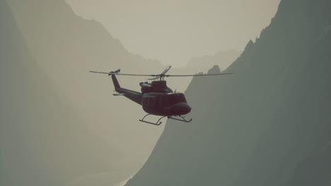 helicóptero volando sobre las montañas durante el amanecer en un paisaje impresionante