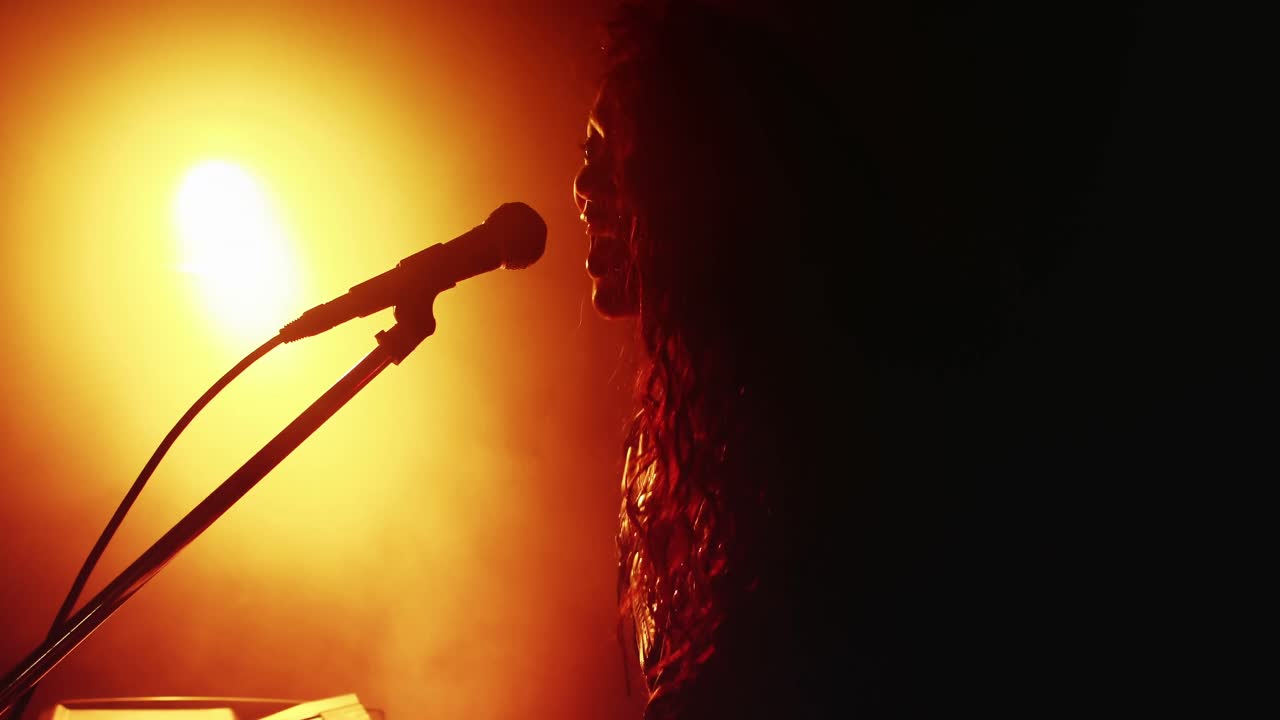 Donna che canta una canzone mentre suona la tastiera elettronica 4k