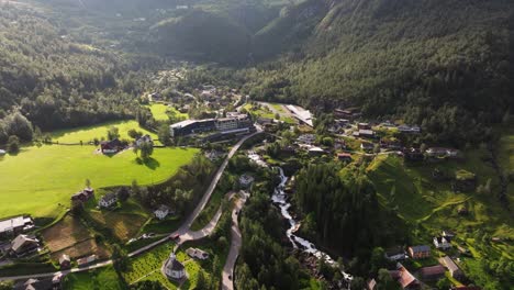 Impresionante-Vista-Aérea-Sobre-El-Pueblo-De-Geiranger-En-Una-Típica-Mañana-De-Verano-En-Noruega