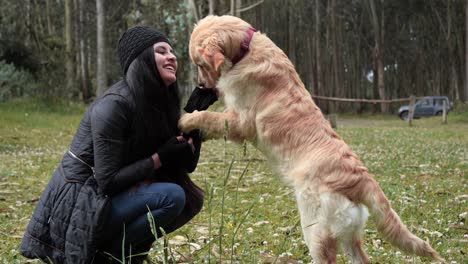 Frau-Mit-Ihrem-Schönen-Hund