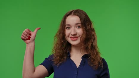 mujer sonriendo y señalando