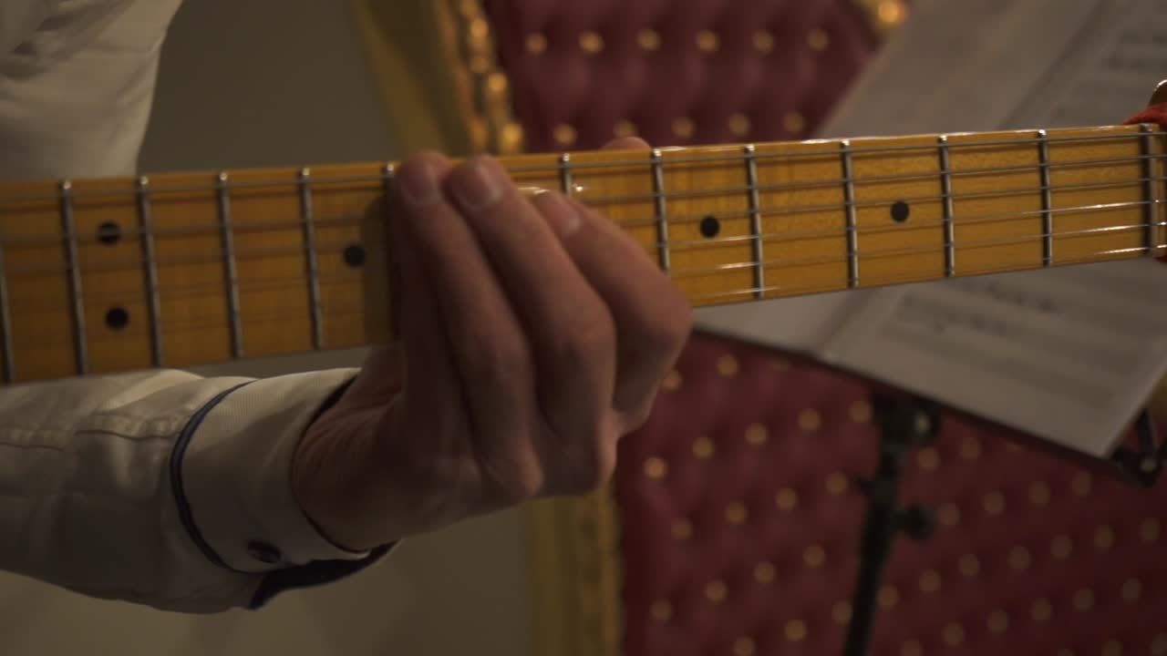 persona que toca la guitarra eléctrica