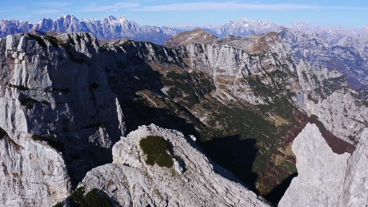 vuelo en los picos de la cumbre de la roca vette feltrine en los dolomitas alp de italia, antena