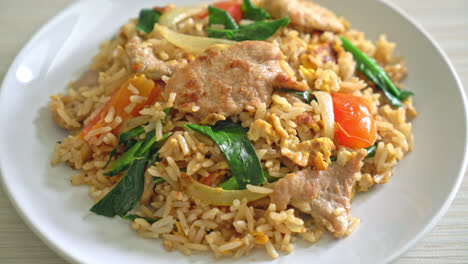 arroz frito con carne de cerdo en un plato