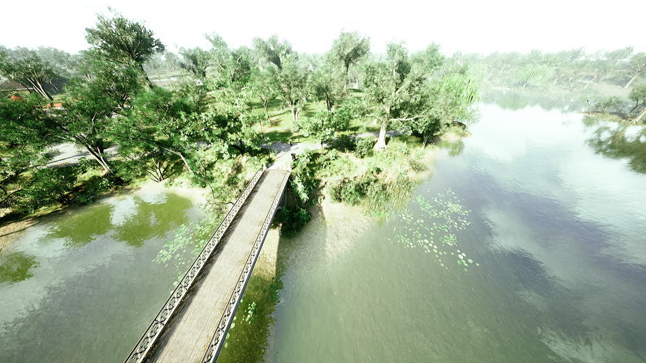 울창 한 초록색 으로 둘러싸인 조용 한 물 을 가로질러 있는 다리 의 풍경