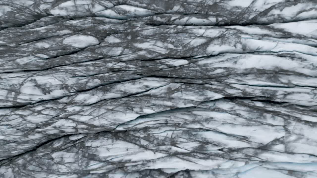 enormes glaciares blancos rodeados de arena negra azabache