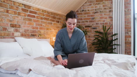mujer en el dormitorio