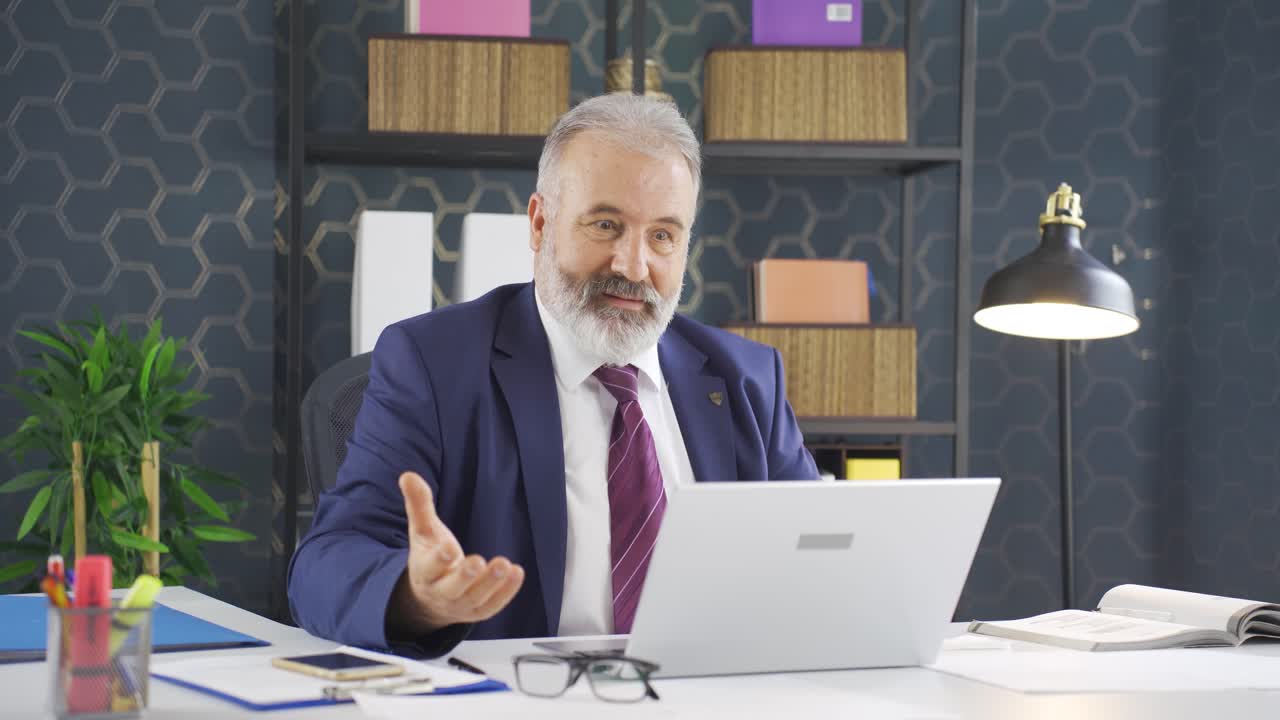 un hombre de negocios aburrido e inquieto.