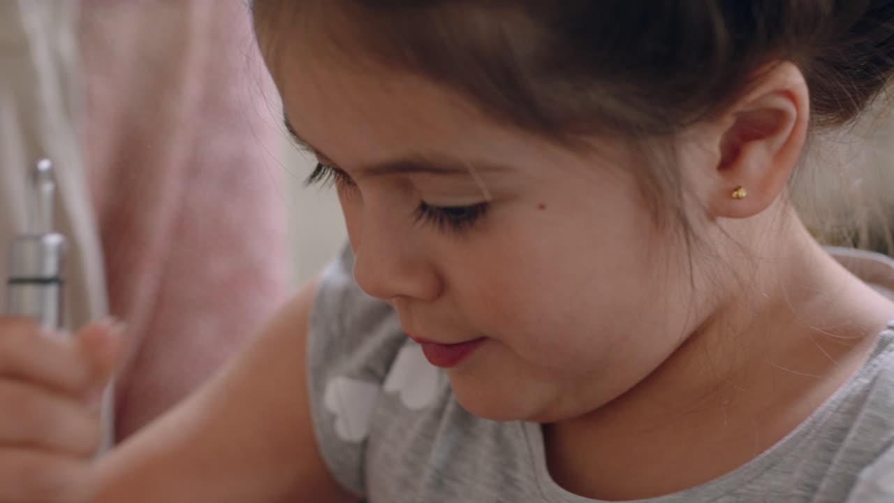 niña pequeña ayudando a su madre a hornear en la cocina mezclando ingredientes horneando galletas preparando receta en casa con su madre enseñando a su hija el fin de semana