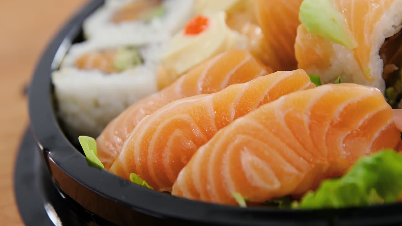 de una bandeja de sushi variada