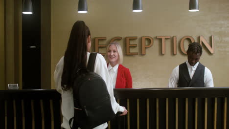 mujer registrándose en el hotel